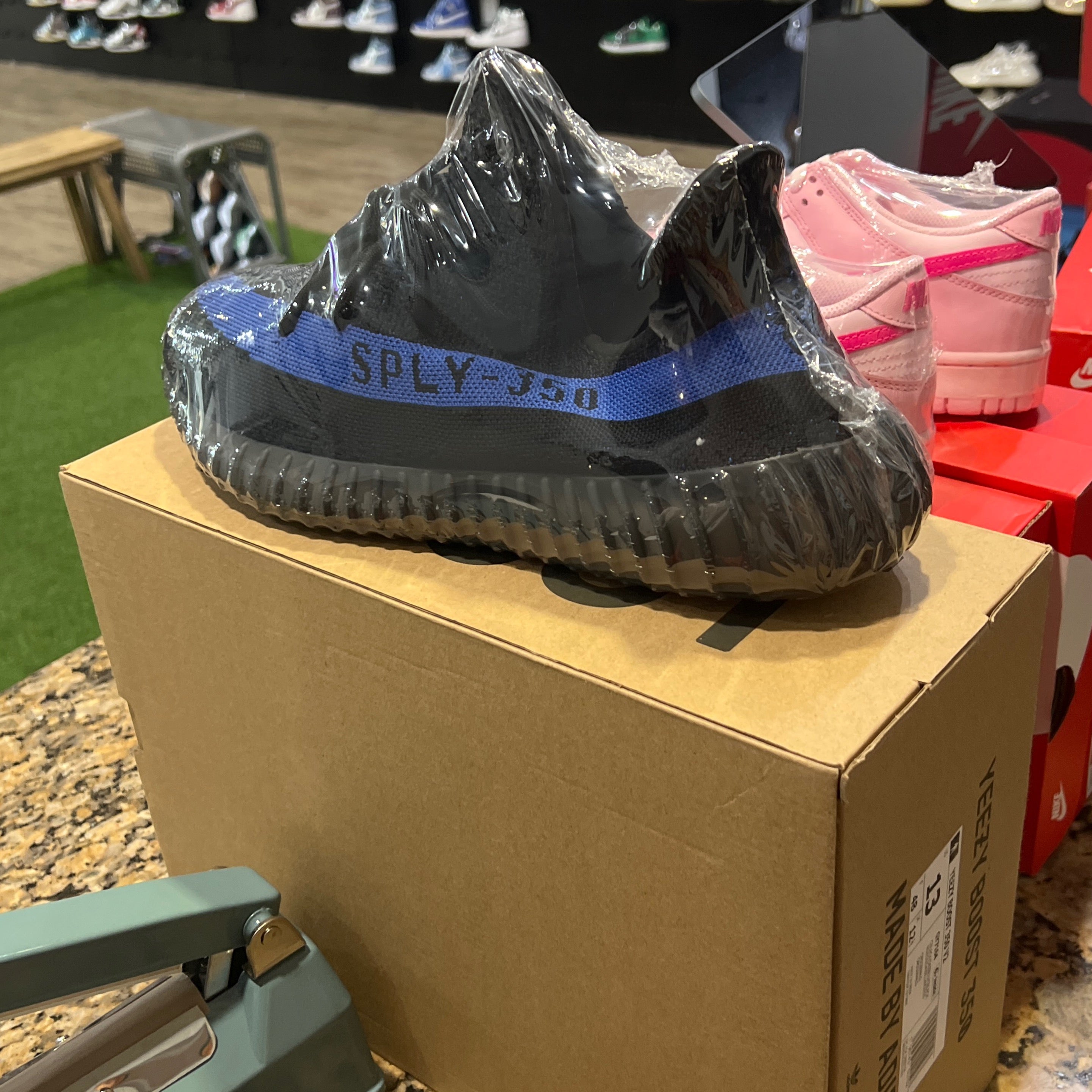 Yeezy 350 V2 Dazzling Blue VNDS SZ 13